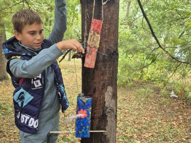 „Чувари птица“: мали истраживачи спојили креативност, рециклажу и бригу о природи